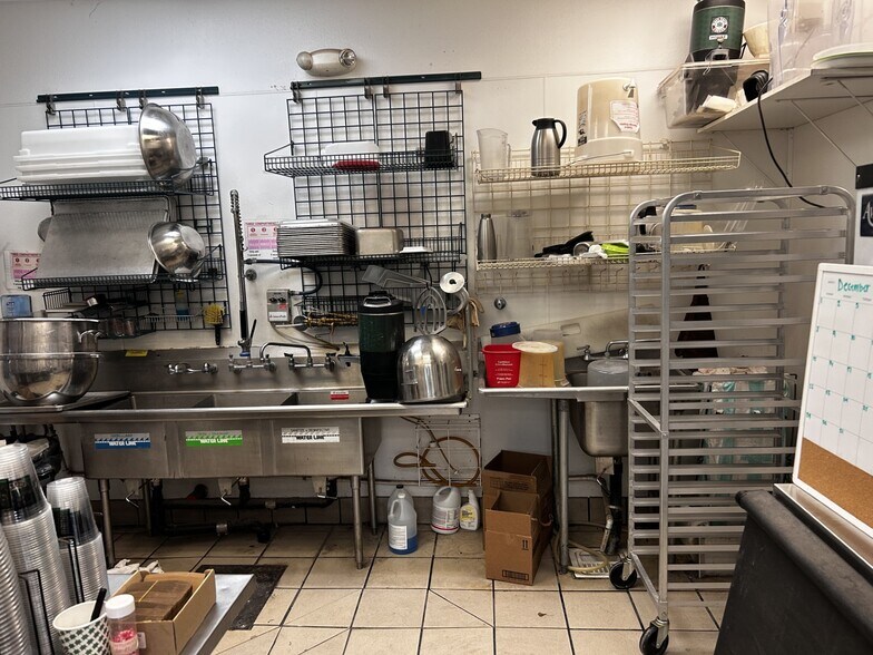 More Photos Of 7505 N Willow Ave, Fresno Convenience Store For Lease