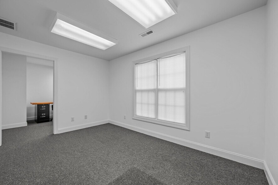 More Photos Of 125 Oakmont Dr, Greenville Office For Sale