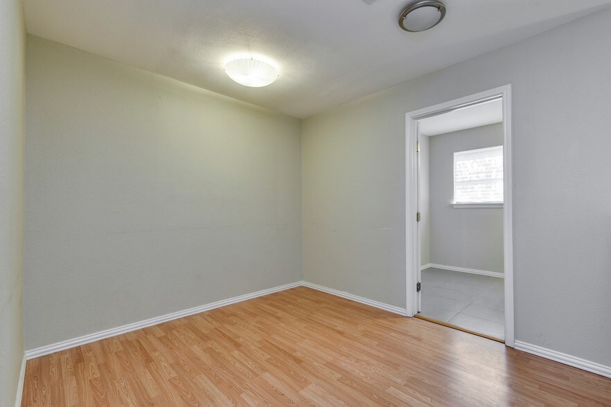 More Photos Of 2111-2113 W Slaughter Ln, Austin Office For Lease