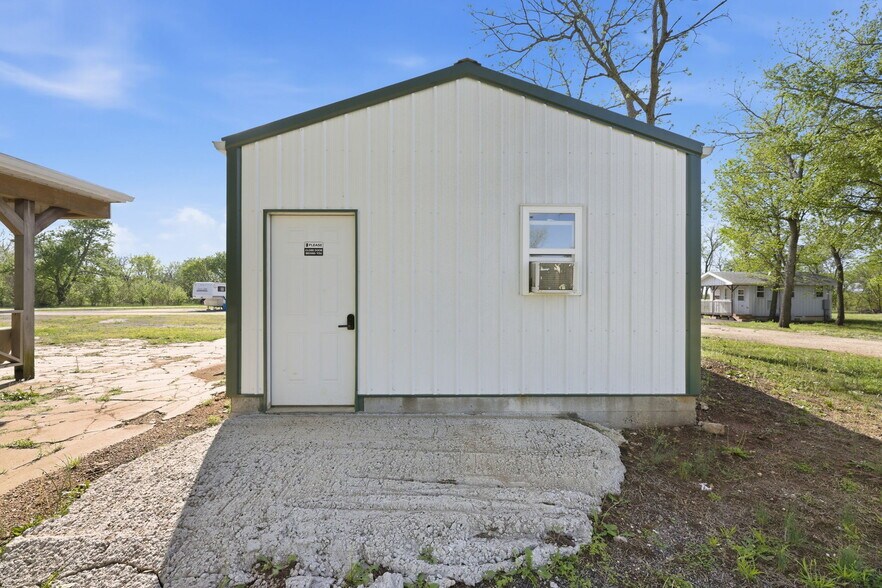 More Photos Of 74 2nd St, Moran Trailer Camper Park For Sale