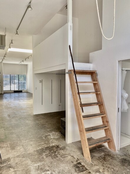 More Photos Of 3707-3711 W Jefferson Blvd, Los Angeles Warehouse For Lease