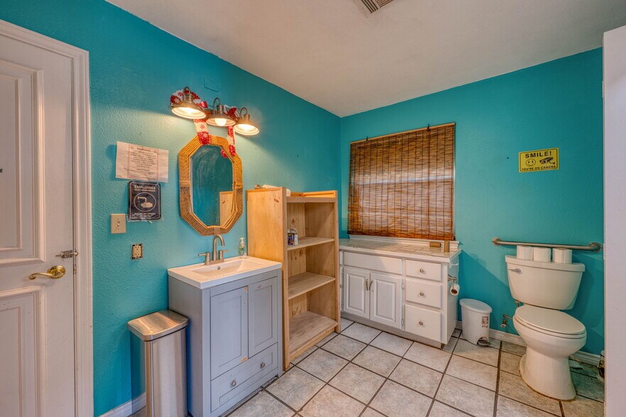 More Photos Of 106 Sunrise Dr, Sunrise Beach Restaurant For Sale