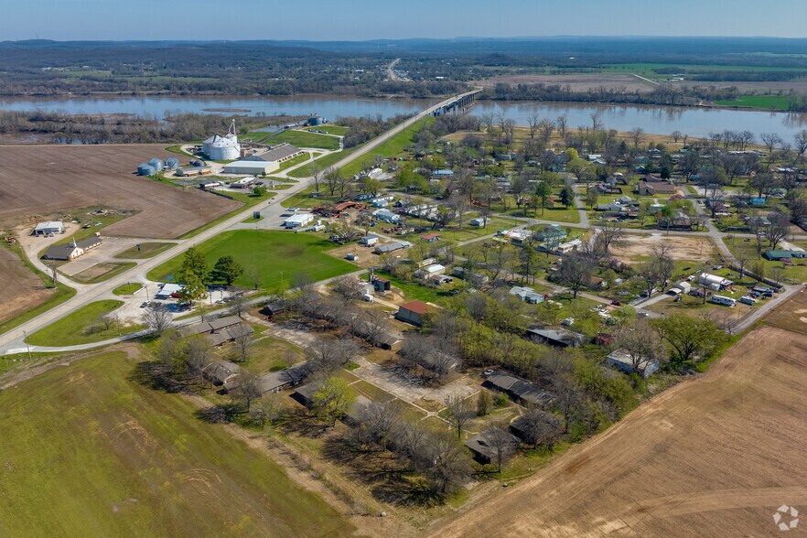 More Photos Of 100 W. Oak St., Webbers Falls Apartments For Sale