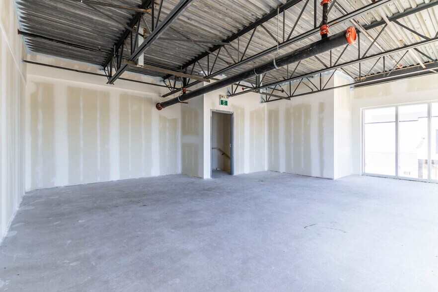 More Photos Of 585 Hanlon Creek Blvd, Guelph Showroom For Sale