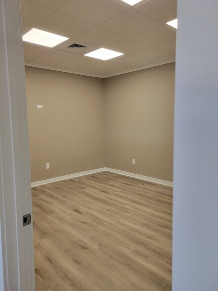 More Photos Of 3895 Pine Grove Ave, Fort Gratiot Office For Lease