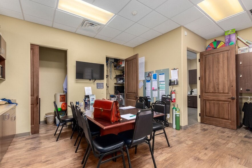 More Photos Of 261 W Duval Rd, Green Valley Medical For Sale