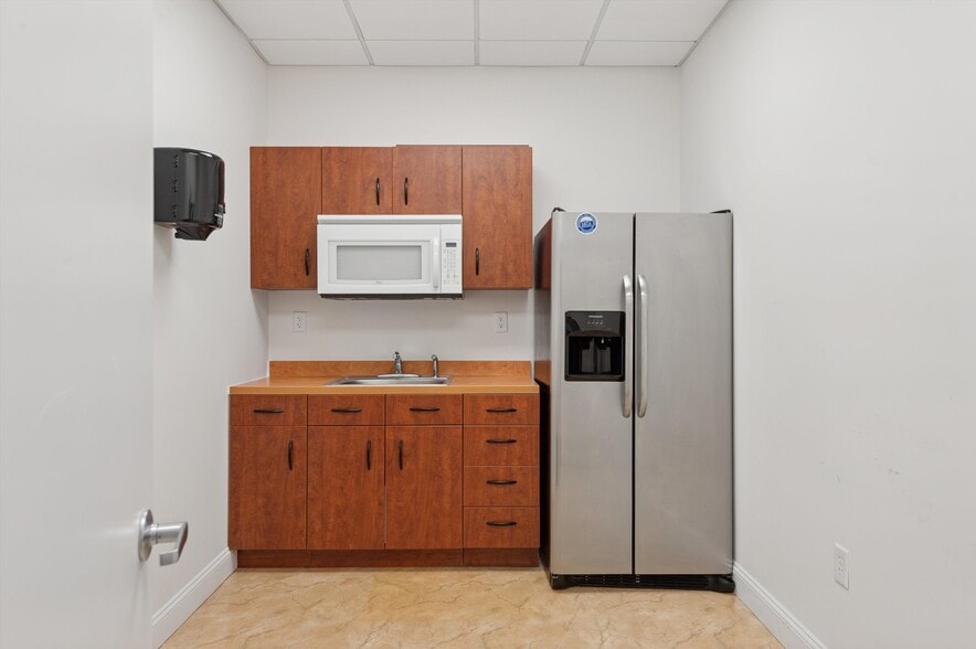 More Photos Of 300 Pantigo Pl, East Hampton Office Residential For Lease