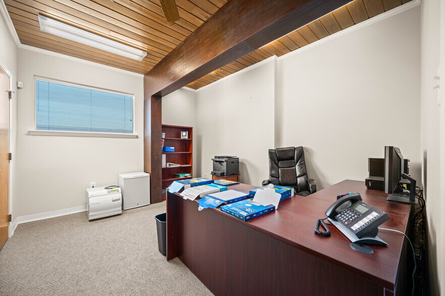 More Photos Of 816 University Pky, Natchitoches Office For Sale