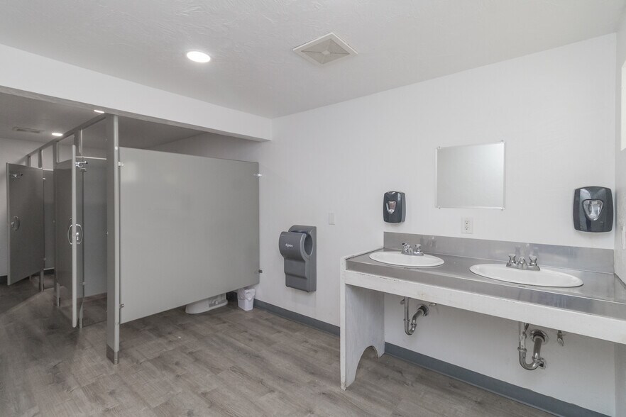 More Photos Of 444 Front St, Sekiu Hotel For Sale