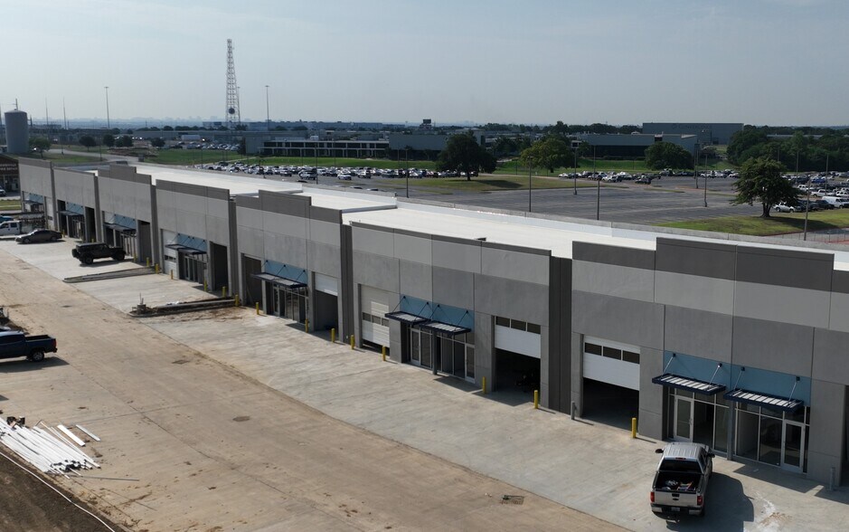 More Photos Of 550 W Round Grove Rd, Lewisville Showroom For Lease