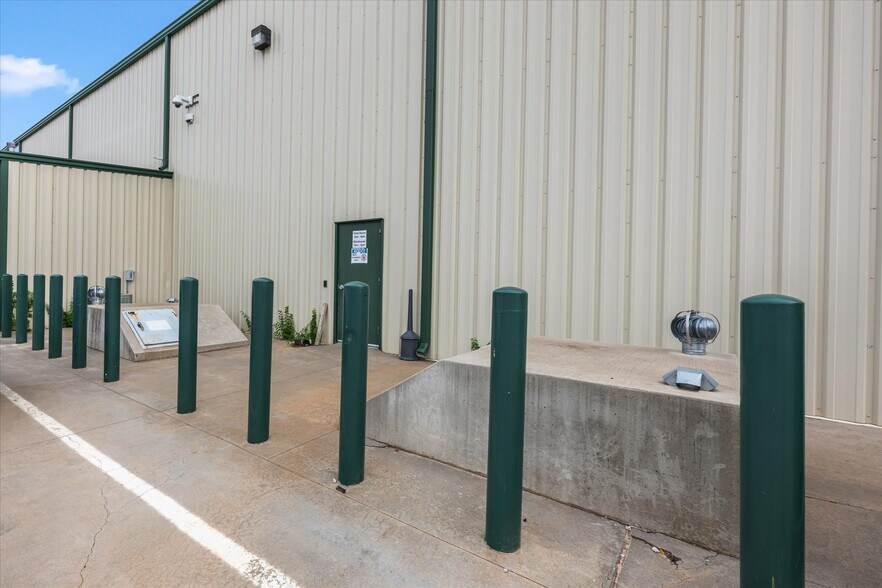 More Photos Of 12400 S Sunnylane Rd, Moore Manufacturing For Lease