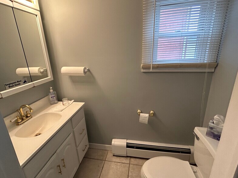 More Photos Of 847 King George Rd, Fords Office For Sale