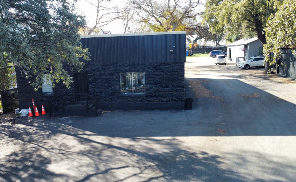 More Photos Of 503 E Powell Ln, Austin Convenience Store For Lease