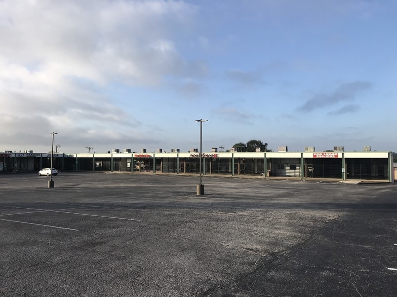 More Photos Of 4535 Fredericksburg Rd, San Antonio Unknown For Lease