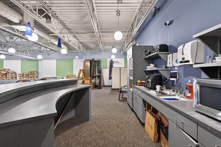 More Photos Of 521-563 Phalen Blvd, Saint Paul Coworking Space