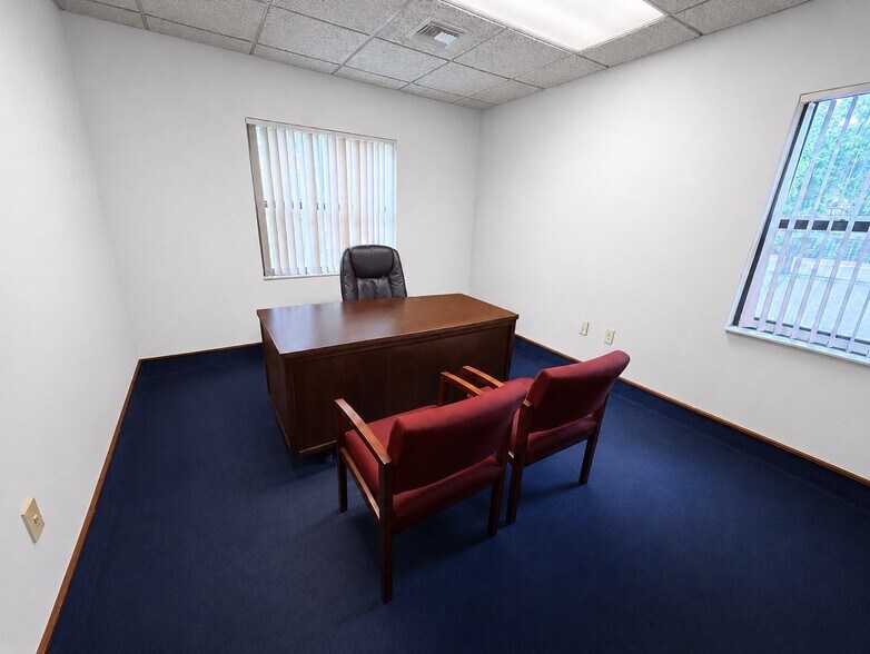 More Photos Of 400 Webster St, Leesburg Office For Lease