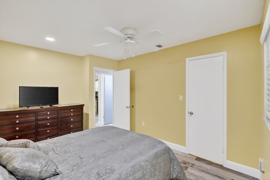 More Photos Of 1884 Southpointe Dr, Sarasota Apartments For Sale