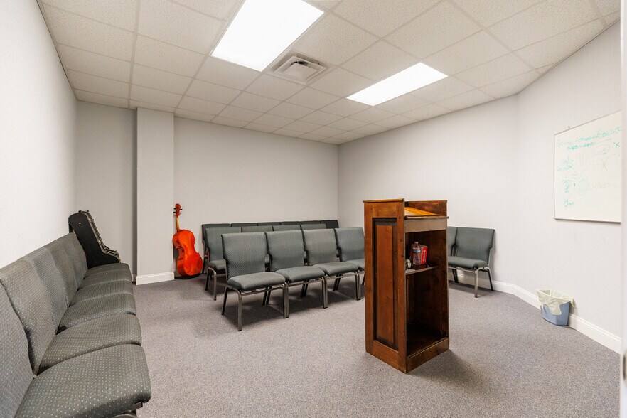 More Photos Of 37 E Main St, Lakeland Flex For Sale