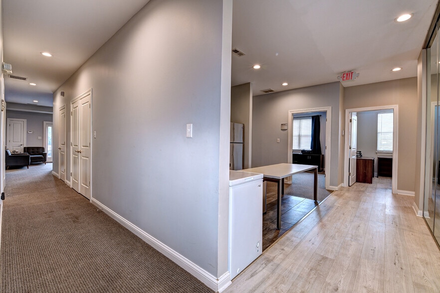 More Photos Of 10609-10611 Watterson Center Ct, Louisville Office For Sale