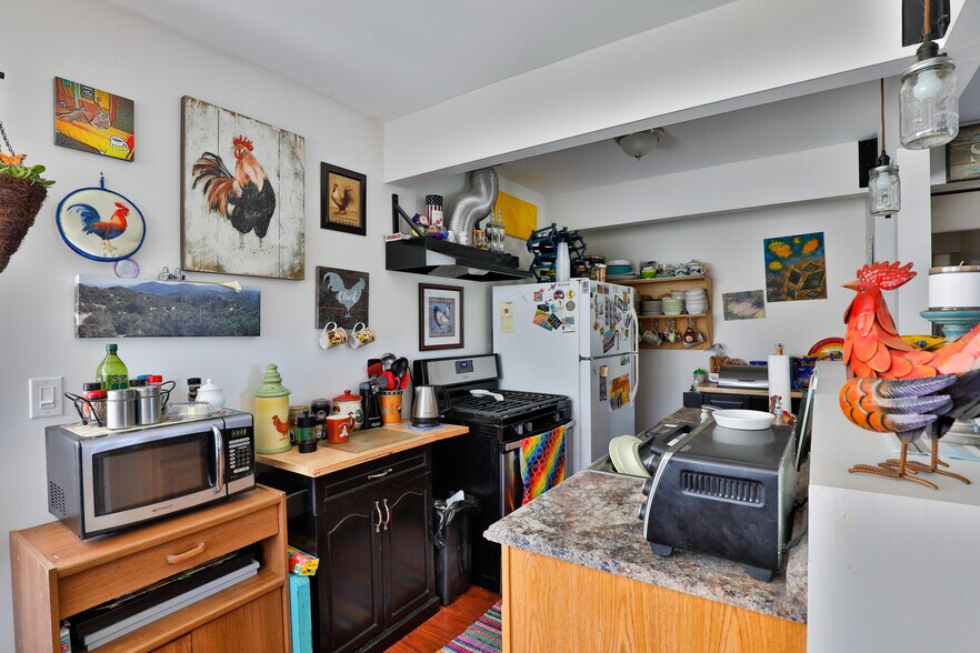 More Photos Of CA-2, La Cañada Flintridge General Retail For Sale