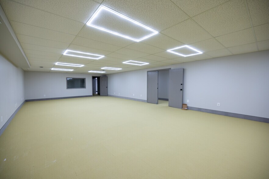 More Photos Of 11108 N Oak Tfwy, Kansas City Office For Lease
