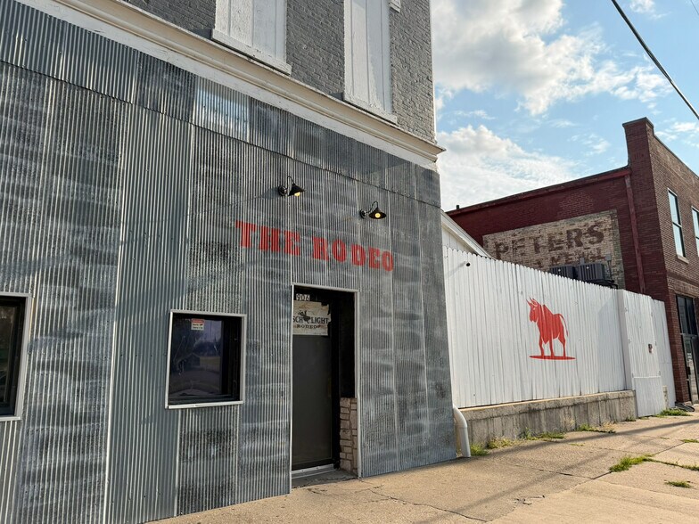 More Photos Of 906 Hampshire St, Quincy Bar For Sale