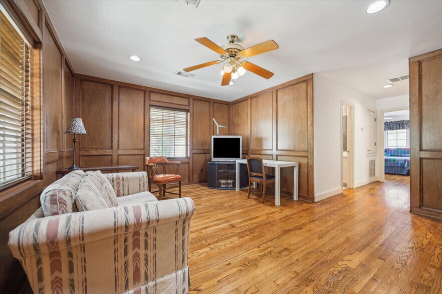 More Photos Of 5135 Edloe St, Houston Office Residential For Sale