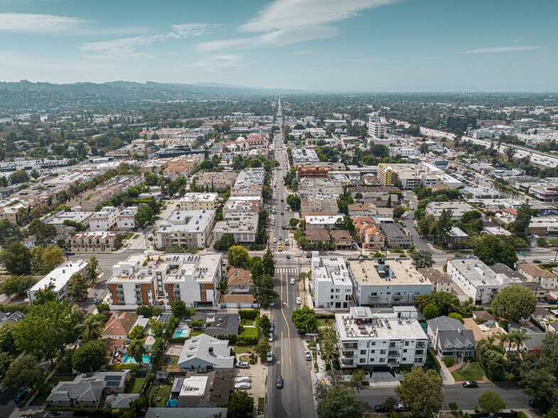 More Photos Of 10555 Bloomfield St, Toluca Lake Apartments For Sale