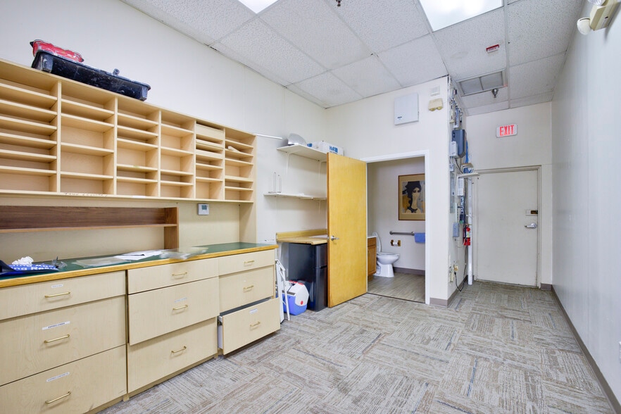 More Photos Of 7118-7170 N Nob Hill Rd, Tamarac General Retail For Lease