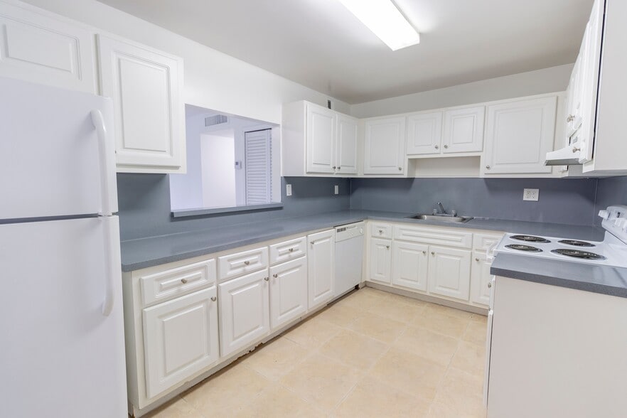 More Photos Of 8445 Springtree Dr, Sunrise Apartments For Sale