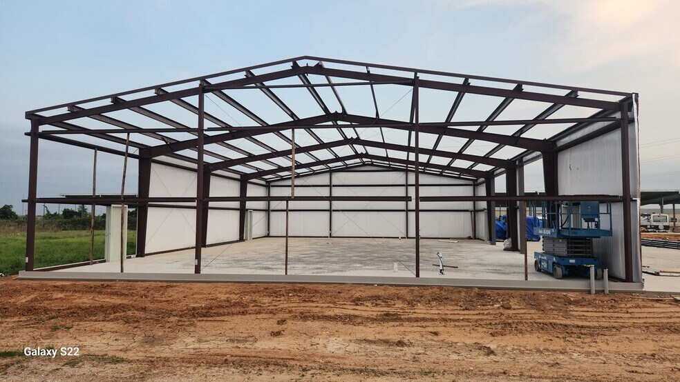 More Photos Of 14566 Industrial Park, Aubrey Warehouse For Lease