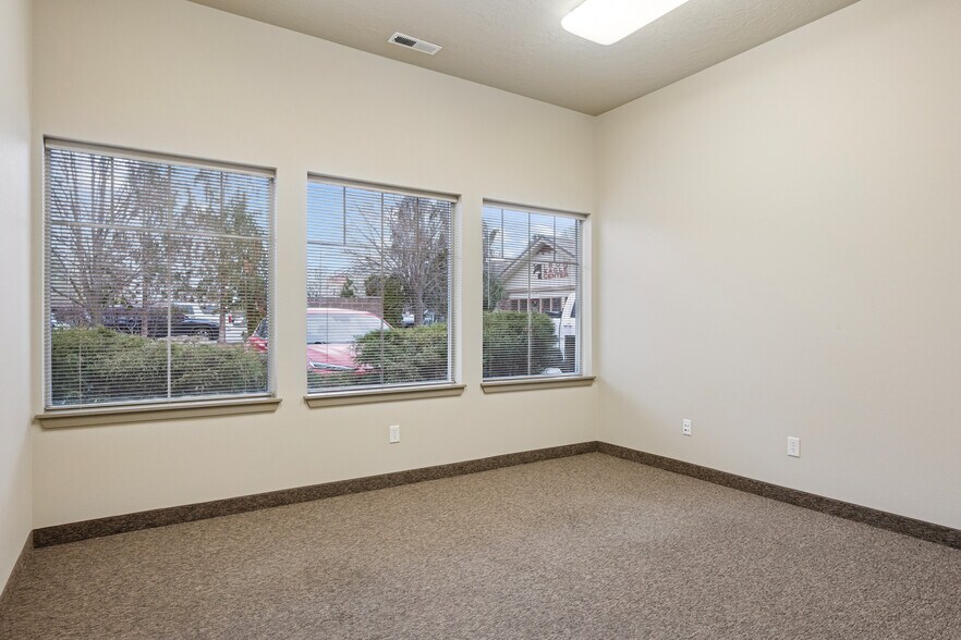 More Photos Of 1093 E Iron Eagle Dr, Eagle Medical For Lease