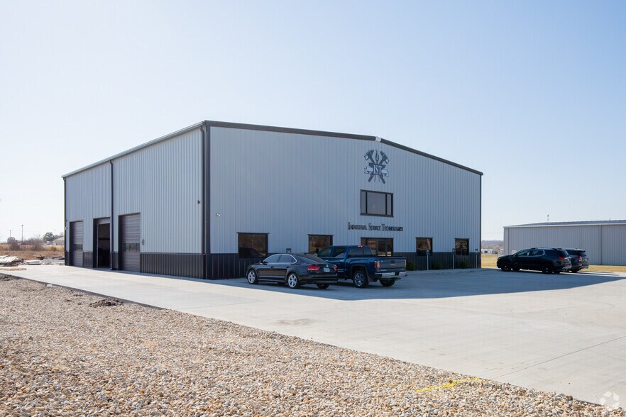 More Photos Of 1650 Commerce Dr, Tonganoxie Warehouse For Sale