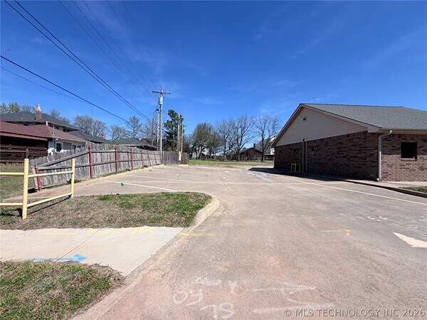 More Photos Of 1002 E Cherry St, Cushing Medical For Sale
