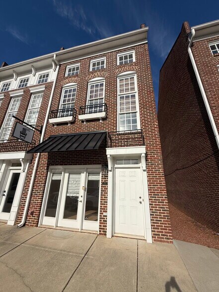 More Photos Of 21315 W Catawba Ave, Cornelius Storefront Retail Residential For Lease