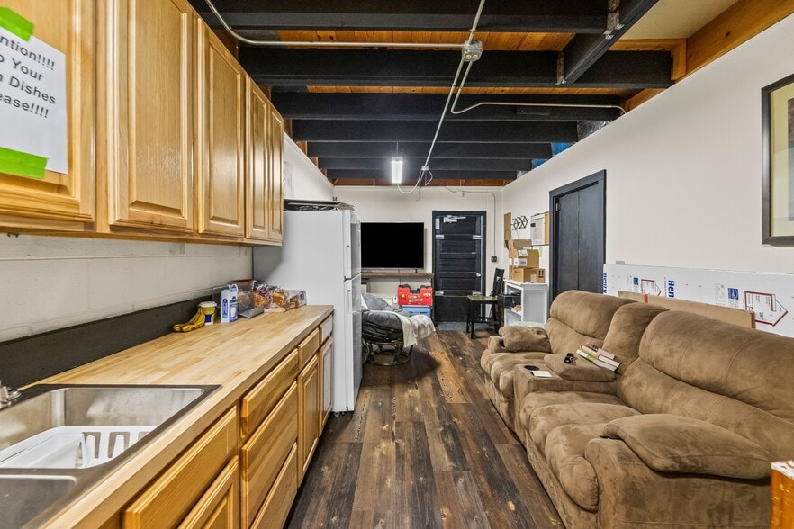 More Photos Of 2000 N 7th Ave, Bozeman Flex For Sale