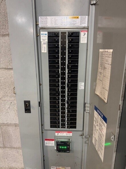 More Photos Of 404 Chicago Dr, Fayetteville Flex For Lease