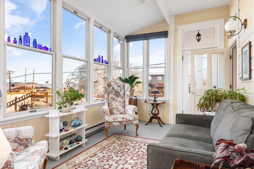 More Photos Of 704 N Main St, Coupeville Hospitality For Sale