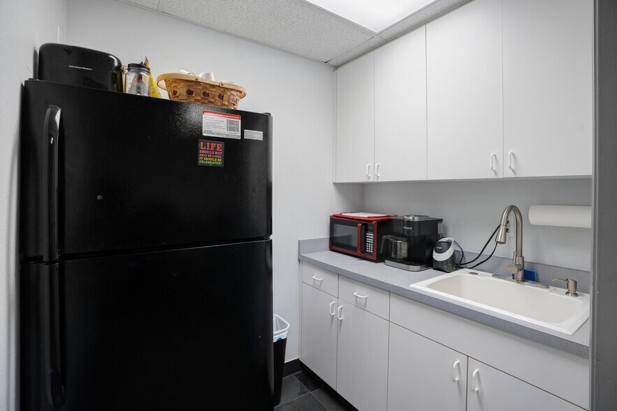 More Photos Of 1882 Porter Lake Dr, Sarasota Light Manufacturing For Sale