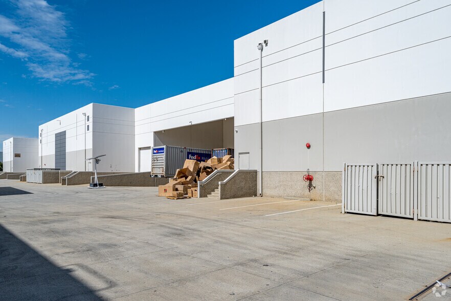 More Photos Of 710 S Dupont Ave, Ontario Warehouse For Lease