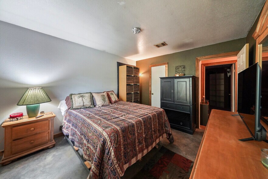 More Photos Of 19493 Keenan Cut Off Rd, Montgomery Office Residential For Sale