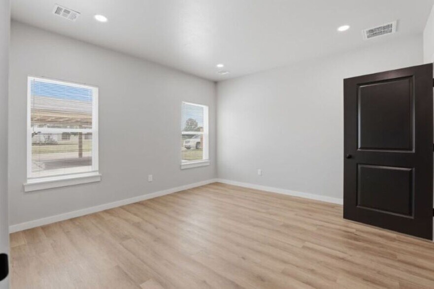 More Photos Of 3611 & 3613 Frontier Avenue, Ponca City Specialty For Sale