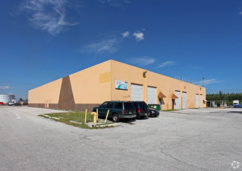 More Photos Of 950 Eller Dr, Dania Warehouse For Lease