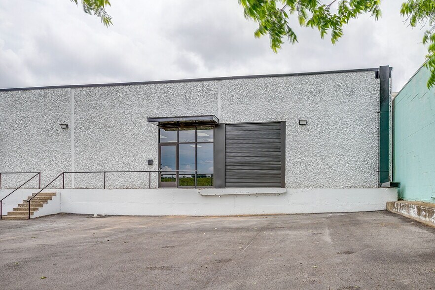 More Photos Of 3001-3003 Shamrock St, Fort Worth Light Distribution For Lease