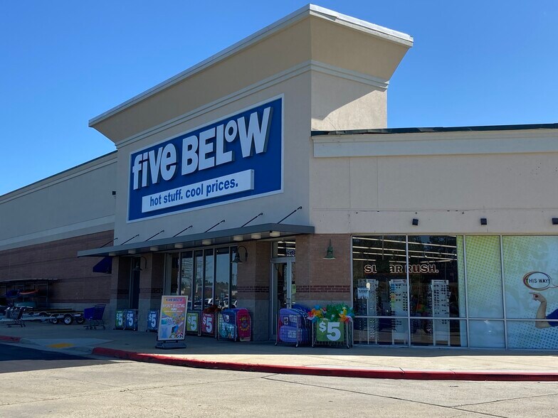 More Photos Of 15256-15268 Crossroads Pky, Gulfport Storefront For Lease