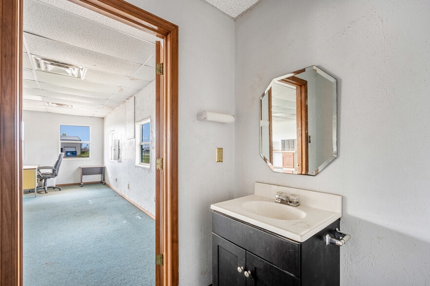 More Photos Of 403 Linwood Plz, Lindsay Warehouse For Sale