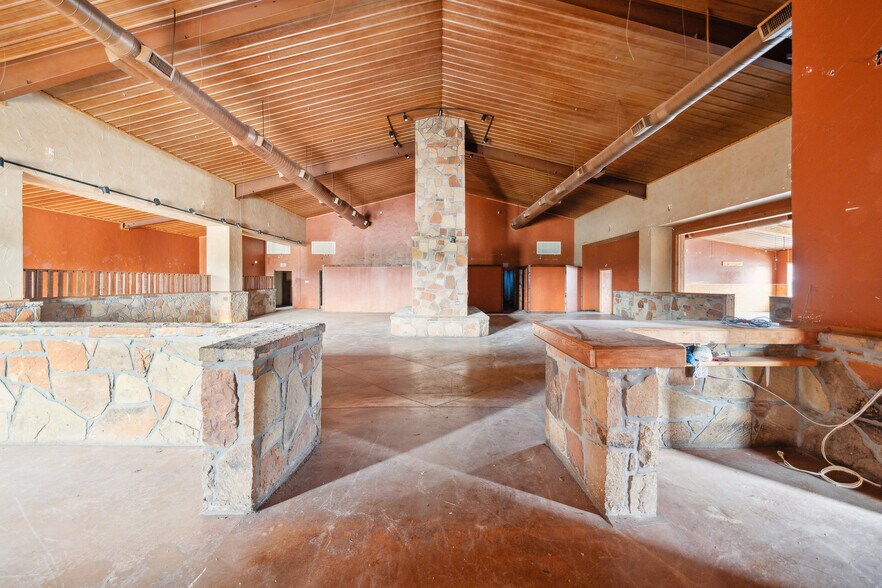 More Photos Of 410 S Interstate 35, Pearsall Storefront Retail Office For Lease