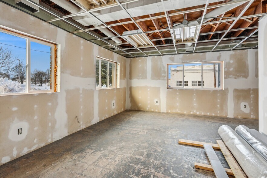 More Photos Of 1010 N Ashland Ave, Green Bay Flex For Sale