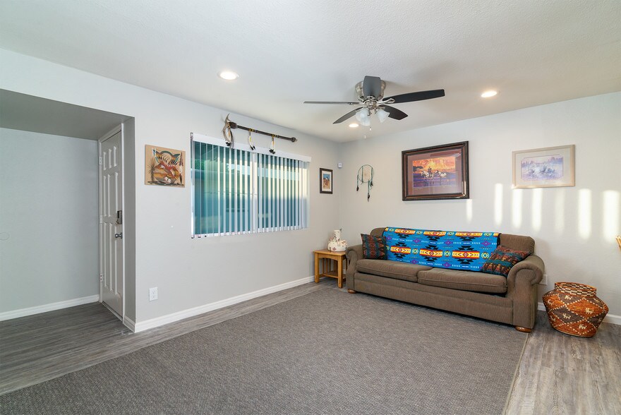 More Photos Of 515 W Pebble Beach Dr, Tempe Specialty For Sale