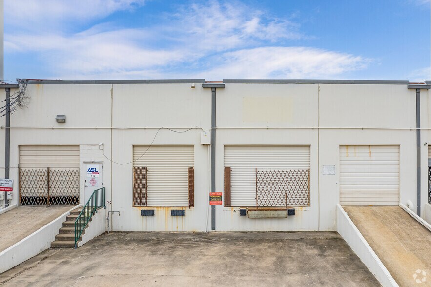 More Photos Of 16515 Hedgecroft Dr, Houston Light Distribution For Lease